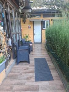 a patio with two blue chairs and a door at HOSTAL EL ARoMO CHILLÁN in Chillán