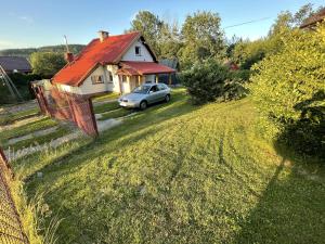 a car parked in front of a house at Sielankowo in Rożnów