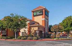 a building with a sign on top of it at Extended Stay America Suites - San Diego - Sorrento Mesa in Sorrento
