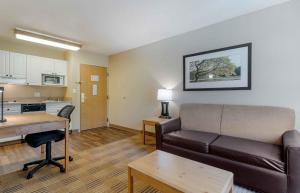 a living room with a couch and a kitchen at Extended Stay America Select Suites - Atlanta - Marietta - Wildwood in Atlanta