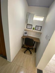 a small room with a desk and a chair at kitnet Residencial Ozzy com Garagem Coberta em Betim in Betim