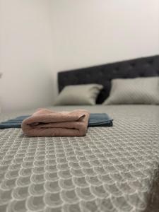 a towel sitting on top of a bed at El Paso Grande in Ledine