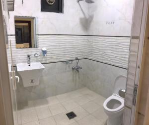 a bathroom with a toilet and a sink at موتيل روزا عينكاوا in ‘Aynkāwah