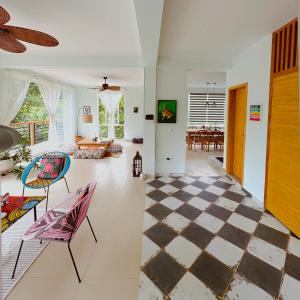 a living room with a checkered floor at Casa Li Tayrona in El Zaino