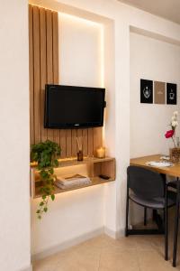 a living room with a tv on a wall at Caelum House Apartamento Con cochera in Rafaela
