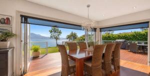 a dining room with a table and chairs at Casa Con Vista Luxury Waterfront Home, Sleeps 10 in Hobart