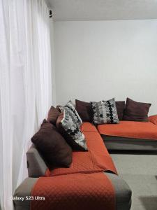 a living room with a couch with pillows on it at La comodidad a tu alcance in Bata