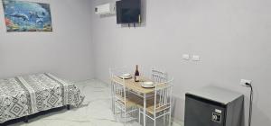 a room with a bed and a table with a tv at Apartment Torres in Manuel Antonio