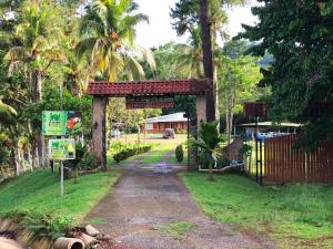 a dirt road with a gate in a park at Fuga Ecolodge casa de campo in Carara