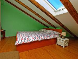 um quarto com uma cama e uma parede verde em Apartments Fazanka 849 em Fažana