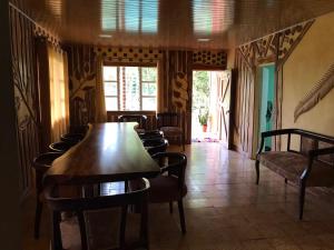a dining room with a table and chairs at Fuga Ecolodge Casa grande in Carara
