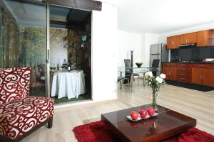 Kuchyň nebo kuchyňský kout v ubytování Hotel Suites 108