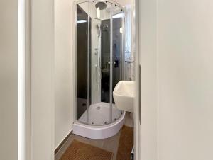 a bathroom with a shower and a sink at Loft 24 Stuttgart Zentrales Gruppenloft für 10 Gäste mit PS5 in Stuttgart
