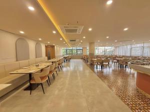 a large dining room with tables and chairs at Hotel Explora Calicut by Nova in Kozhikode