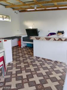 a room with a counter and a tile floor at Hotel los 4 Tesoros in Pedernales
