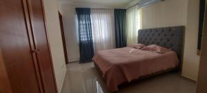 a bedroom with a bed and a window at La cubana in Santo Domingo