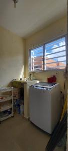 a kitchen with a window and an appliance in a room at La cubana in Santo Domingo
