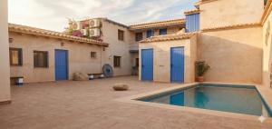 a house with a swimming pool in a courtyard at Casa Rural La Posada del Quijote in Puerto Lápice