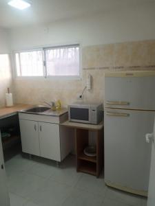 a kitchen with a sink and a microwave at El mejor descanso lll in Plottier