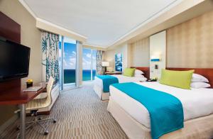 Un pat sau paturi într-o cameră la Trump International Beach Resort - Sunny Isles Beach +60 fotografii