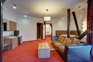 TV a/nebo společenská místnost v ubytování Hotel Ave Lux
