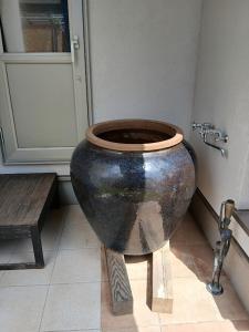 a large pot sitting on display in a bathroom at Guesthouse Oomiyabase25 大宮基地 別荘新館 in Chiba +24 photos