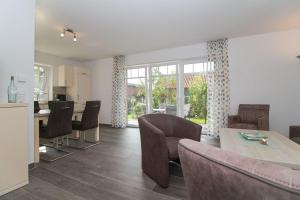 a kitchen and dining room with a table and chairs at Flott-am-Meer in Norddeich