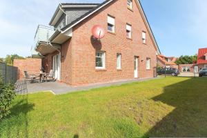 a brick house with a balloon on the side of it at Flott-am-Meer in Norddeich