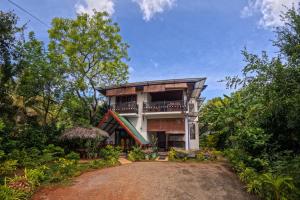 a house in the middle of a dirt road at Lion See Hotel - Sigiriya in Sigiriya