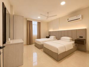 a hotel room with two beds at ملاذ للشقق المخدومة in Salalah +18 photos
