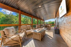 a screened in porch with chairs and a table at Lumberjack Lodge with Amenities in Hollister