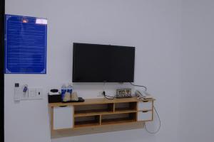 a flat screen tv on top of a wooden table at Happy Sun Hotel in Mỹ Tho