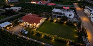 an aerial view of a house with a green yard at Casa de campo san Andrés in Otavalo