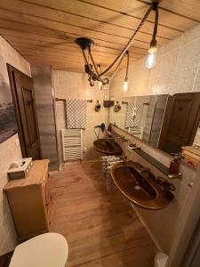 a bathroom with two sinks and two toilets at Ferienwohnung Alpenherz 80qm in Blaichach +20 photos