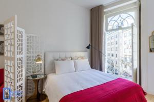 ポルトにあるAlmada Story Apartments by Porto City Hostsのベッドルーム1室(ベッド1台、大きな窓付)