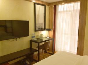 Televiisor ja/või meelelahutuskeskus majutusasutuses Guangzhou Bird Island Hotel