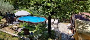 an overhead view of a swimming pool in a yard at CASALE SPOLETO in Spoleto