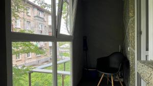 a black chair sitting in front of a window at New 2 ROOM ultra centr in Bălţi