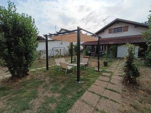 a pergola in the backyard of a house at Dax Jardin Studio in Dax +11 photos