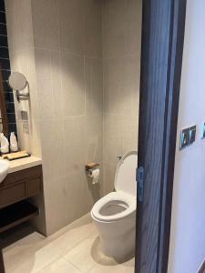 a bathroom with a toilet and a sink at khách sạn gia bình in Xóm Miếu