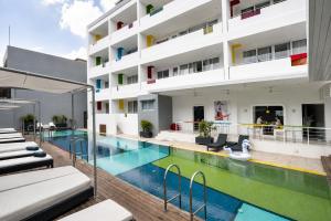 eine Wohnung mit Swimmingpool und einem Gebäude in der Unterkunft Chill Hotel Seminyak in Seminyak