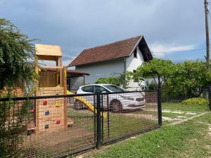 ein Auto, das vor einem Haus geparkt ist in der Unterkunft Tiny house palma in Šiljakovina