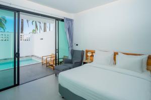a bedroom with a bed and a large window at เจ้าหลาว ซี บรีส รีสอร์ท in Ban Mu Dut +64 photos