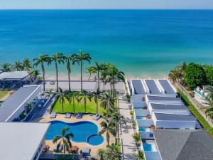 an aerial view of the resort and the ocean at เจ้าหลาว ซี บรีส รีสอร์ท in Ban Mu Dut