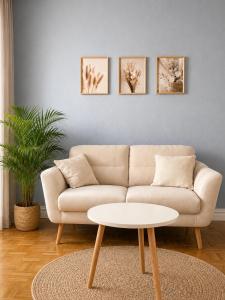 ein Wohnzimmer mit Sofa und Tisch in der Unterkunft Apartment Boho in Cottbus