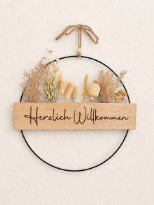 Ein Kleiderbügel mit einem Schild, auf dem „Harriet Wilderness“ steht. in der Unterkunft Apartment Boho in Cottbus + 1 Foto