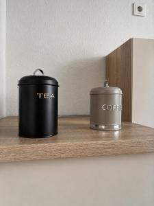 zwei Töpfe stehen auf einem Regal in der Unterkunft Apartment Boho in Cottbus