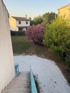 a view of a yard with a house at Appartement in Arles