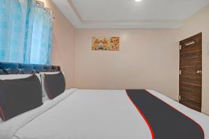 a small room with a bed and a closet at Super Collection O Halcyon SS Grand in Hyderabad +35 photos