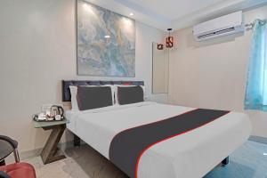 a bedroom with a large bed in a room at Super Collection O Halcyon SS Grand in Hyderabad